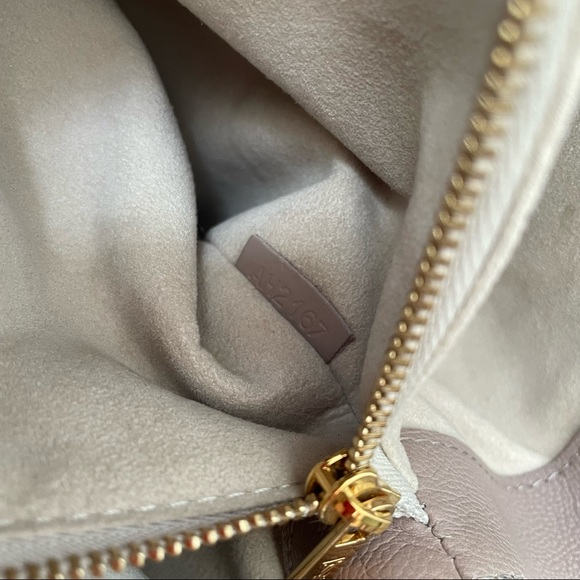 πLouis Vuitton Monogram Very One Handle Mastic Raisin Bag - Picture 7 of 17